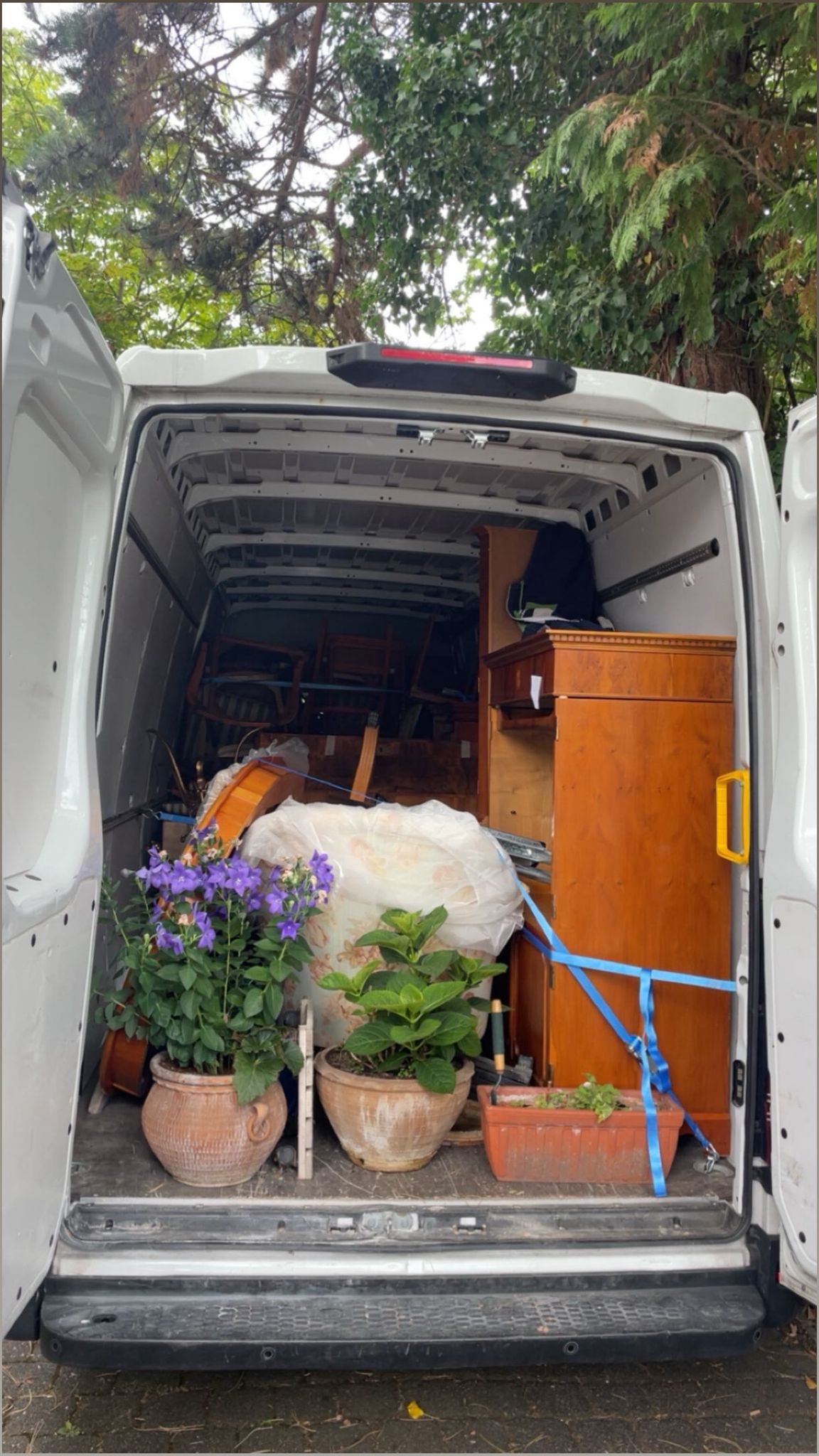 Beladener Transporter mit Entrümpelungsgut